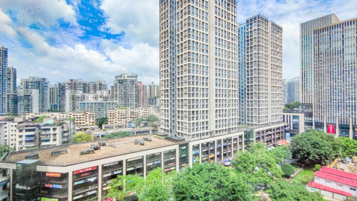 此房装修保养好，居住环境安静，适合住家-窗外景观