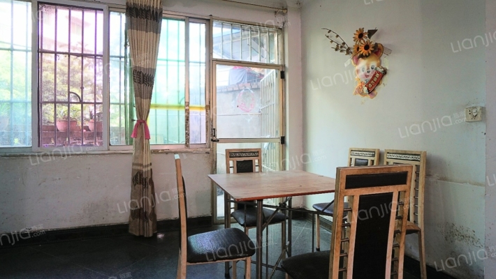 上江北天发花园两室带双露台出售，房子在二楼-餐厅