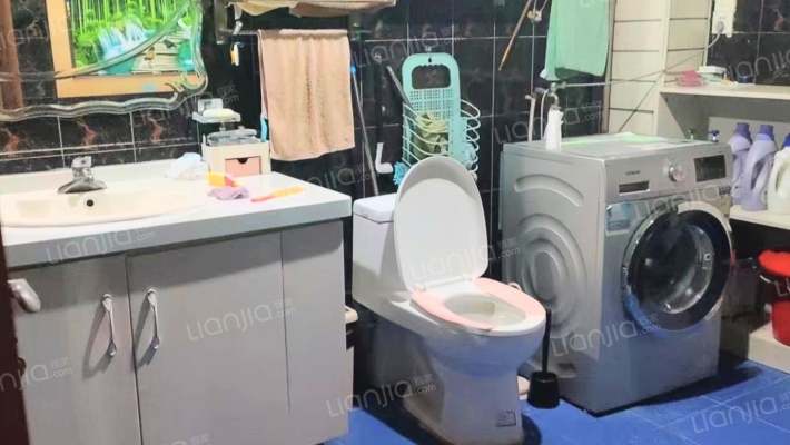 范阳中路，南北通透大三居，板楼好楼层，采光好-卫生间A