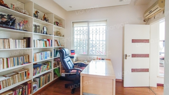 顶跃户型 标准五居室 装修保持良好-书房