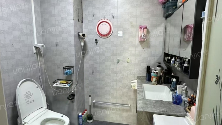 德信公园旁边 跃层户型方正 集中供暖 生活方便-卫生间B