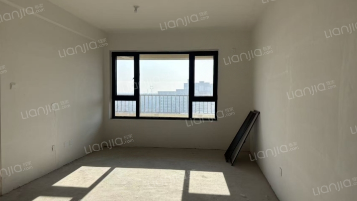 房子本是毛坯房，集中供暖，好楼层人车分流社区-客厅