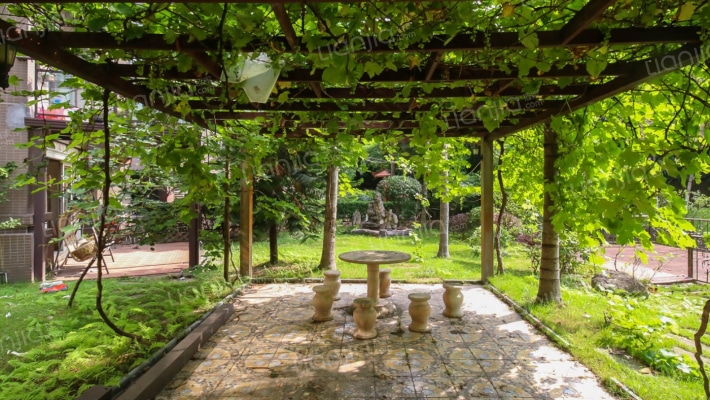 蓝光香江国际使用面积156平方米还带250平米大花园-花园
