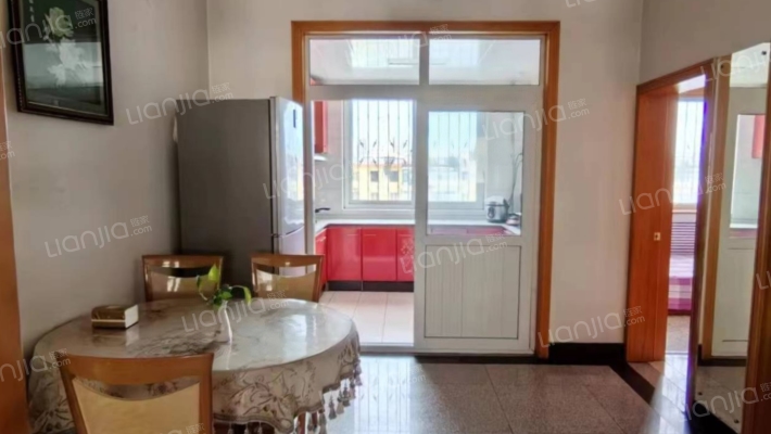 满五低税费，低公摊，采光好，视野无遮挡。-餐厅