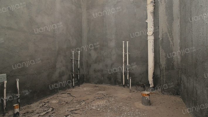 理想湾下叠拼带南北院子和地下室，带车位，位置安静-卫生间E