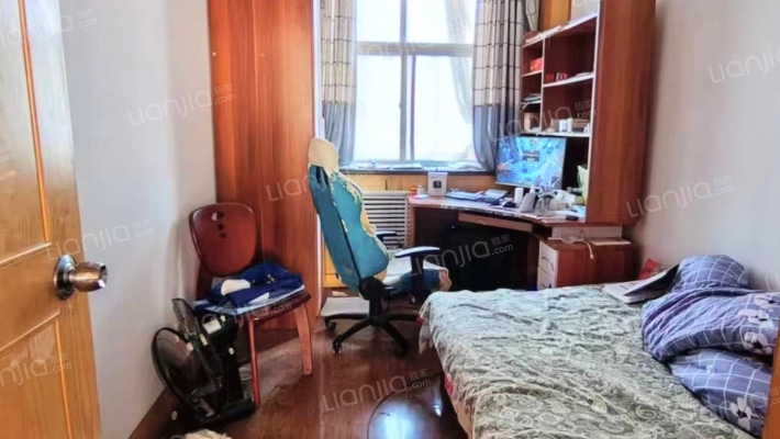 此房楼层好，南北通透大三居，室内面积大-卧室C