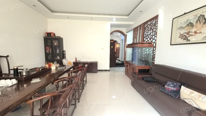 此房本满五 税费低 ，格局 通风性好 ，采光很好。-客厅A