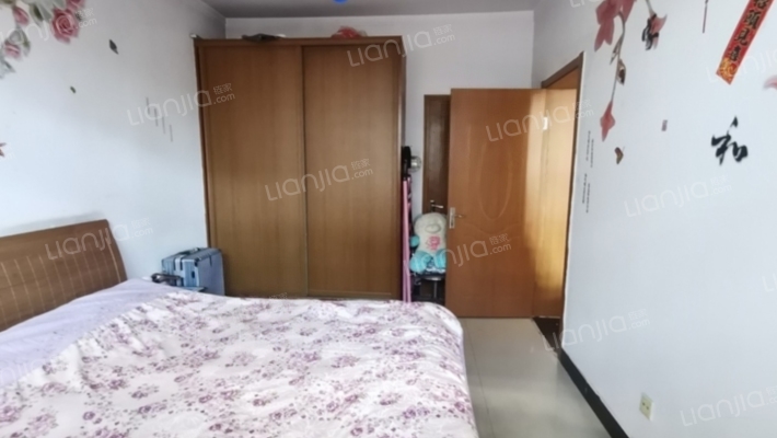 此房满五不唯一，有小房 二康边上，配套齐全-卧室A