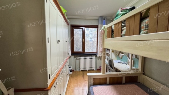 双塔板楼低楼层，南北三居，满五-卧室C