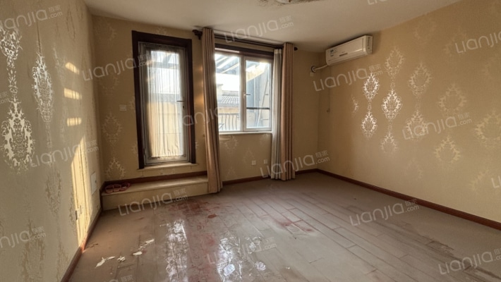 联排别墅，诚意出售，房本在手，随时过户.-卧室E