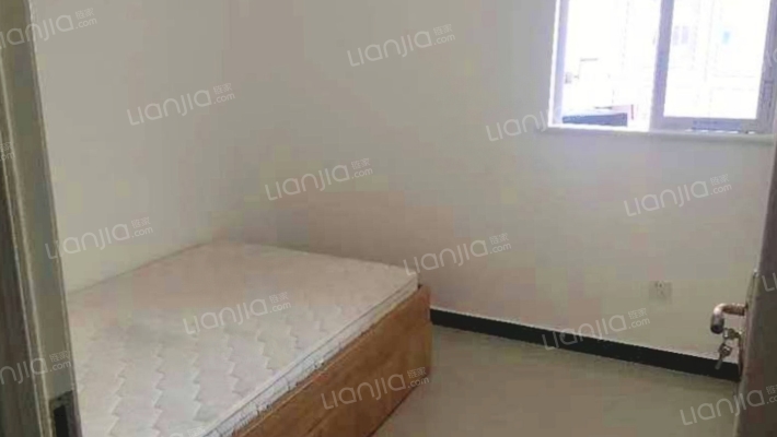 二中   学  校旁，精装修两居，房本满二。税费低-卧室A