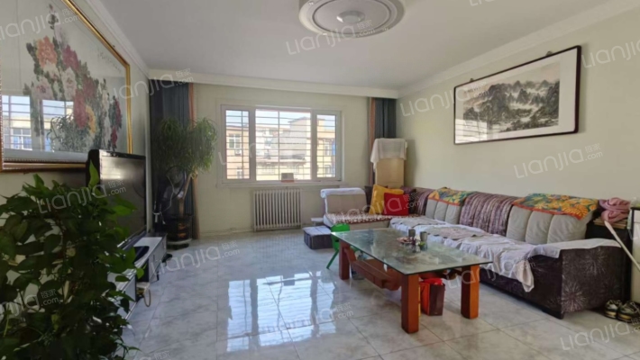 中间楼层，集中供暖，交通方便，精装修-客厅