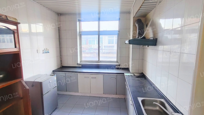 板楼二层，正规三居 南北通透 采光好配套设施齐-厨房