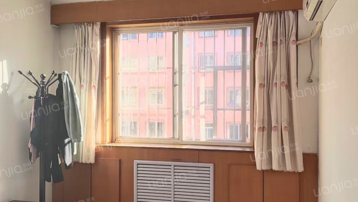 范阳路门口就是838公交，此房满五税费-卧室A