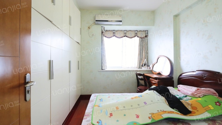 房子位于上江北好的地段位置好交通方便配套设施完善-卧室A