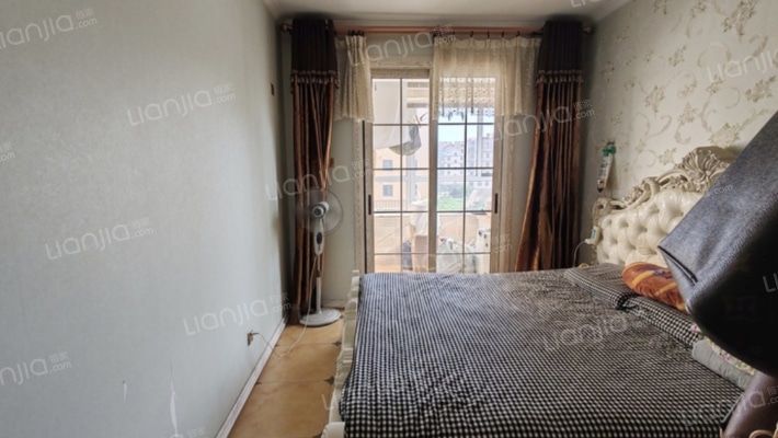 老火车站，建设路，近市场，房本满两年，精装修-窗外景观