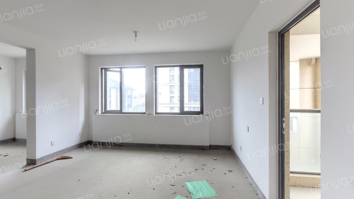 亚厦江与城二手房实景图