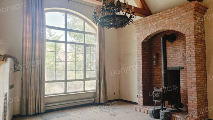 房本满五年 独栋别墅带有院子适合多人口家庭-客厅