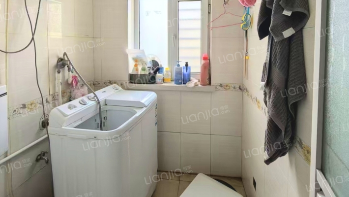 南北通透格局，采光好，精装修，小区绿化优美-卫生间B