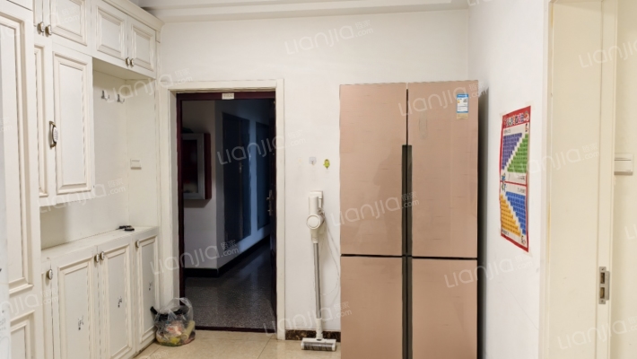 近火车站，出门就是菜市场，南北通透三居室，靠谱卖-门厅