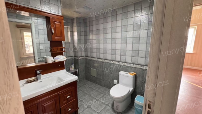 此房精装修房本无抵押 满五年唯一 地上三层 南向入户-卫生间D