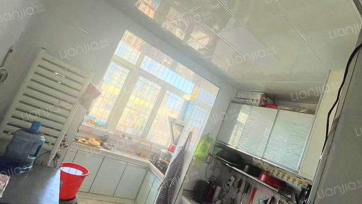 精装修拎包入住，南北通透的小三居室，采光好视野开阔-厨房