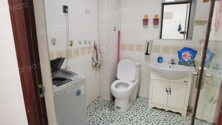 全阳户型，中装修两居，格局好采光好，底楼层-卫生间