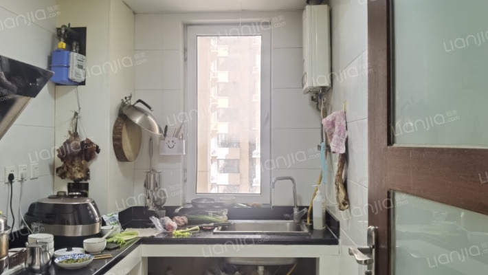 838沿线，70年产权，房子精装修，小区是集体供暖-厨房