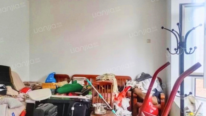 此房满五唯一 毛坯 南北通透 上下三层有前花园 后菜园-客厅