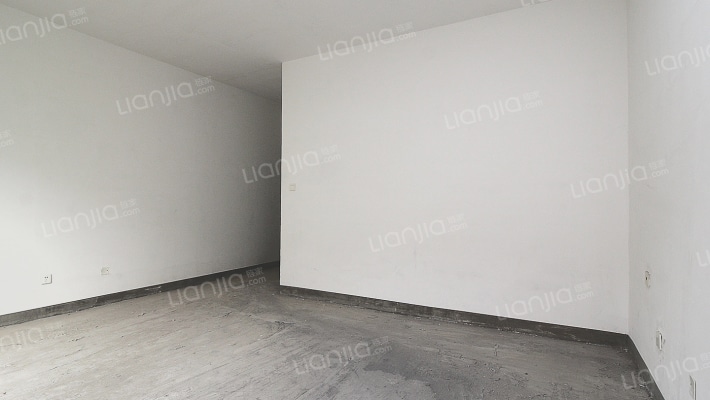 理想湾下叠拼带南北院子和地下室，带车位，位置安静-卧室C