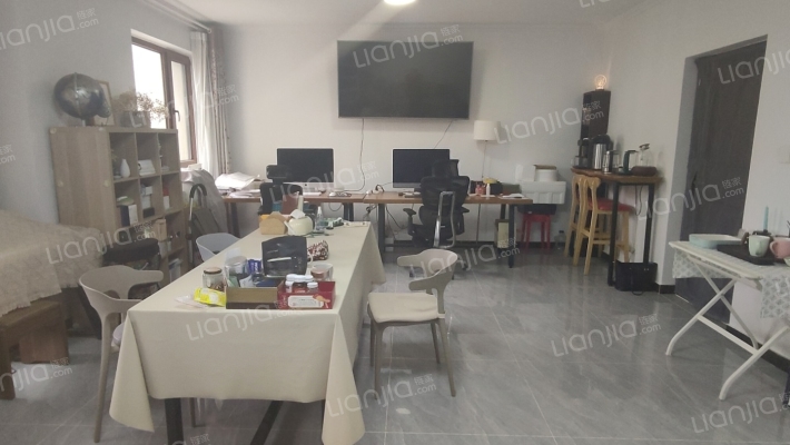 南北通透大三居，户型方正，采光好。-客厅