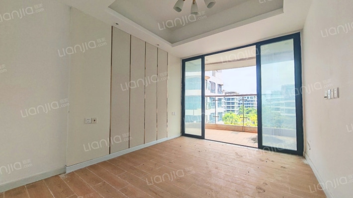 椰林湾彩鹿园二手房实景图