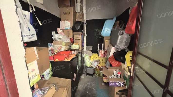 钻石商圈  南北通透大三居  稀有户型  出行购物方便-卫生间B