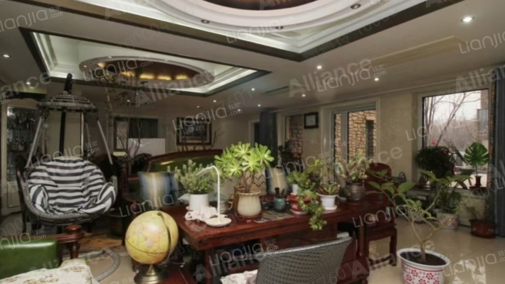 此房带装修，带660平米大院子，交通便利，小区环境好-餐厅