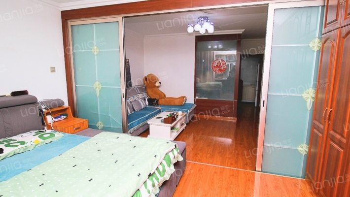 金百合北区，中间楼层，交通便利，出行方便-卧室
