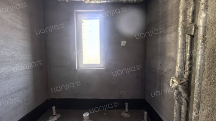 三利中和成B区南北通透大三居，采光好，门口838车站。-卫生间A