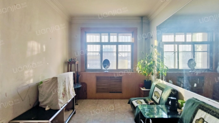 火车 站 旁 全阳两居 好楼层 集中供暖 免费停车-客厅B