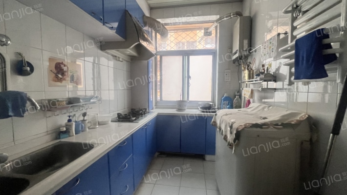 县府小区 一层 带车位 地下室-厨房