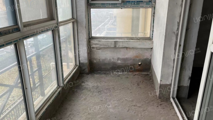 德信公园旁 毛坯房双卫三居 中间楼层 生活设施齐全-阳台