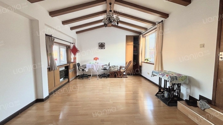 开发区物探局家属院多层住宅大跃层出售-客厅B