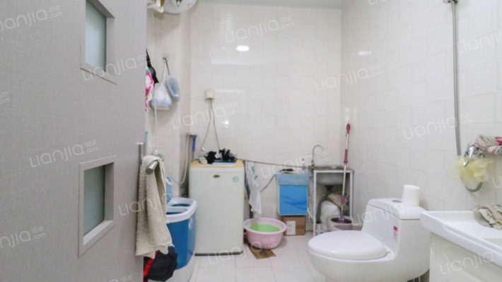 香格里拉国际城，单价7500，可看房-卫生间