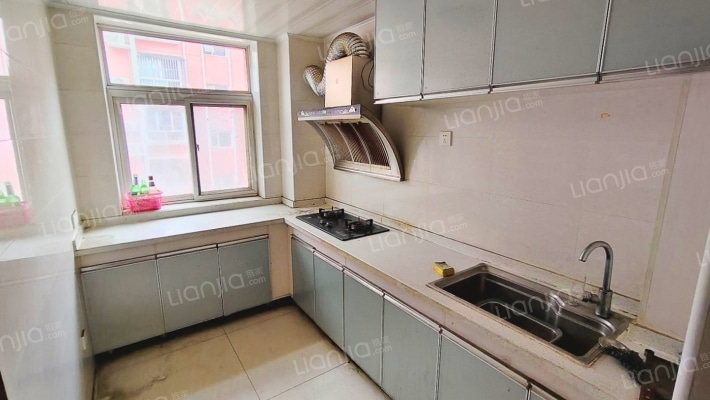 南北通透三居，中间楼层，房本满五，税费低。-厨房