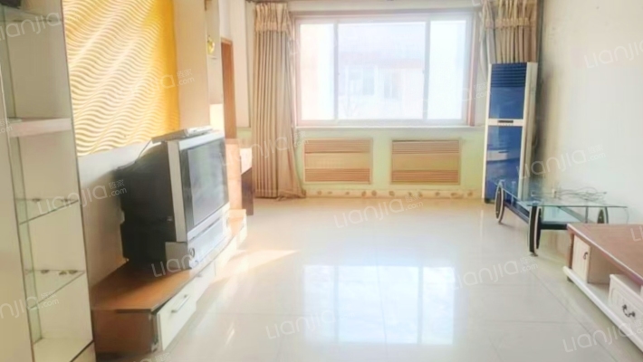 小区大门口南行20米是范阳路 南北通透户型 证满五唯一-客厅