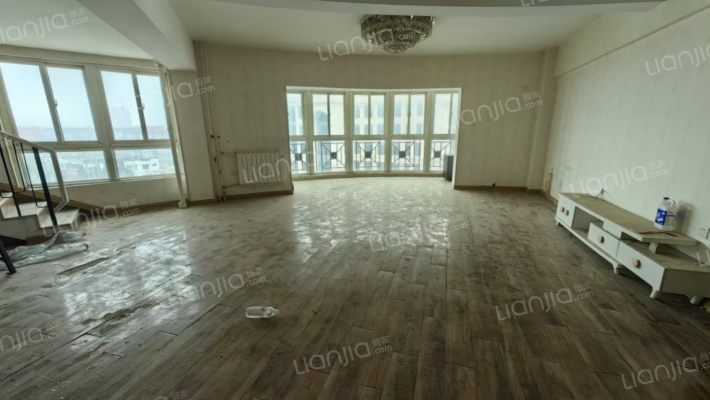 范阳路沿线  集中供暖 跃层 有大露台 视野好-客厅