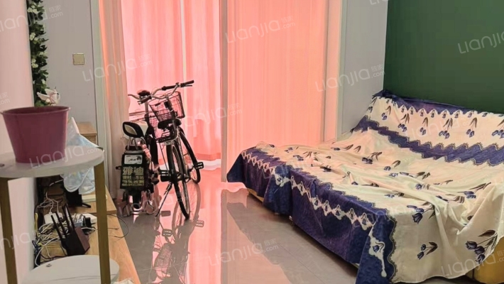 户型方正，电梯房中楼层， 小区环境优美 交通便利-客厅