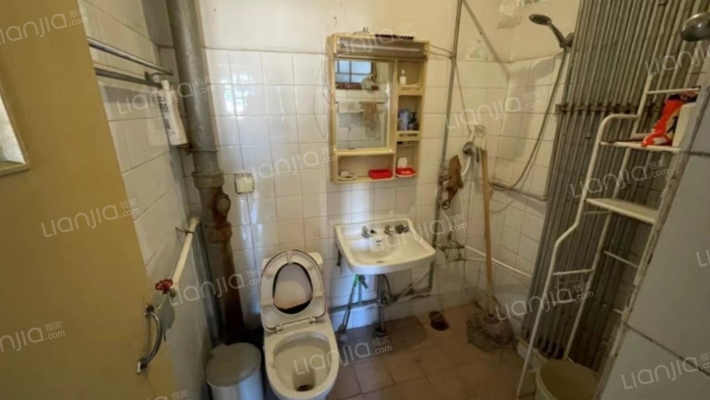 东兴街，板楼经典，三居室。满二-卫生间
