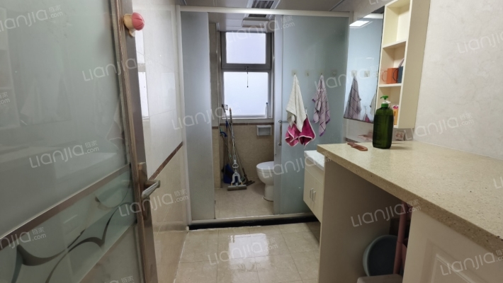 近火车站，出门就是菜市场，南北通透三居室，靠谱卖-卫生间A