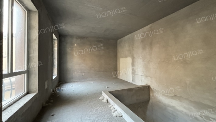 联排别墅，诚意出售，房本在手，随时过户.-卧室C