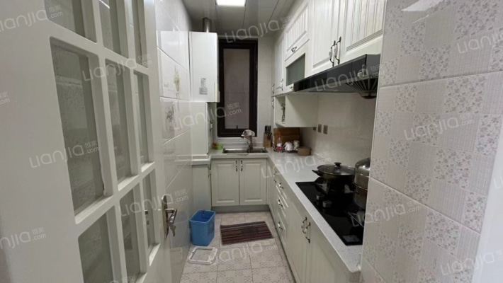 全阳小三居，自住标准，小区环境优美-厨房