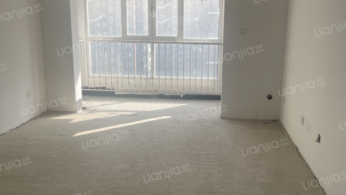 ：此房中间楼层，采光好，视野好，房本在手-客厅